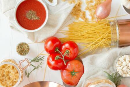 rote Tomaten und Nudeln. Thema Essen, Küche, Italien und Tisch
